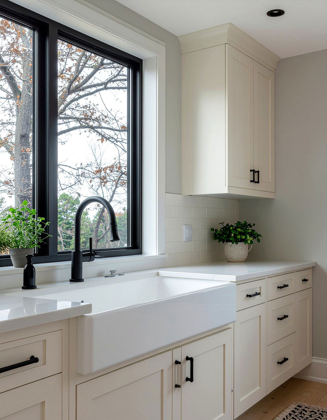 Cream kitchen with black handles - 30 cream kitchen ideas