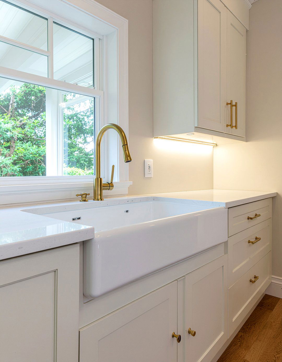 Cream kitchen with brass hardware - 30 cream kitchen ideas