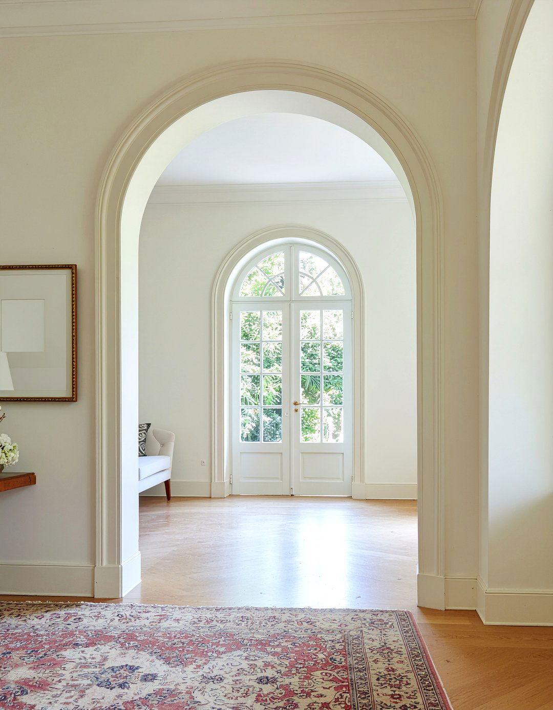 Cream living room with arched doorway - 30 cream living room ideas