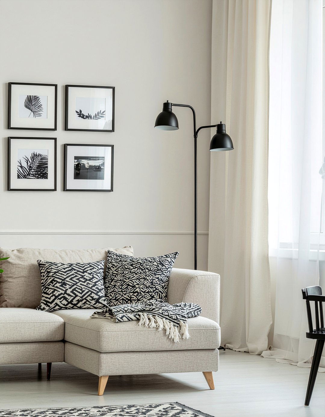 Cream living room with black accents - 30 cream living room ideas