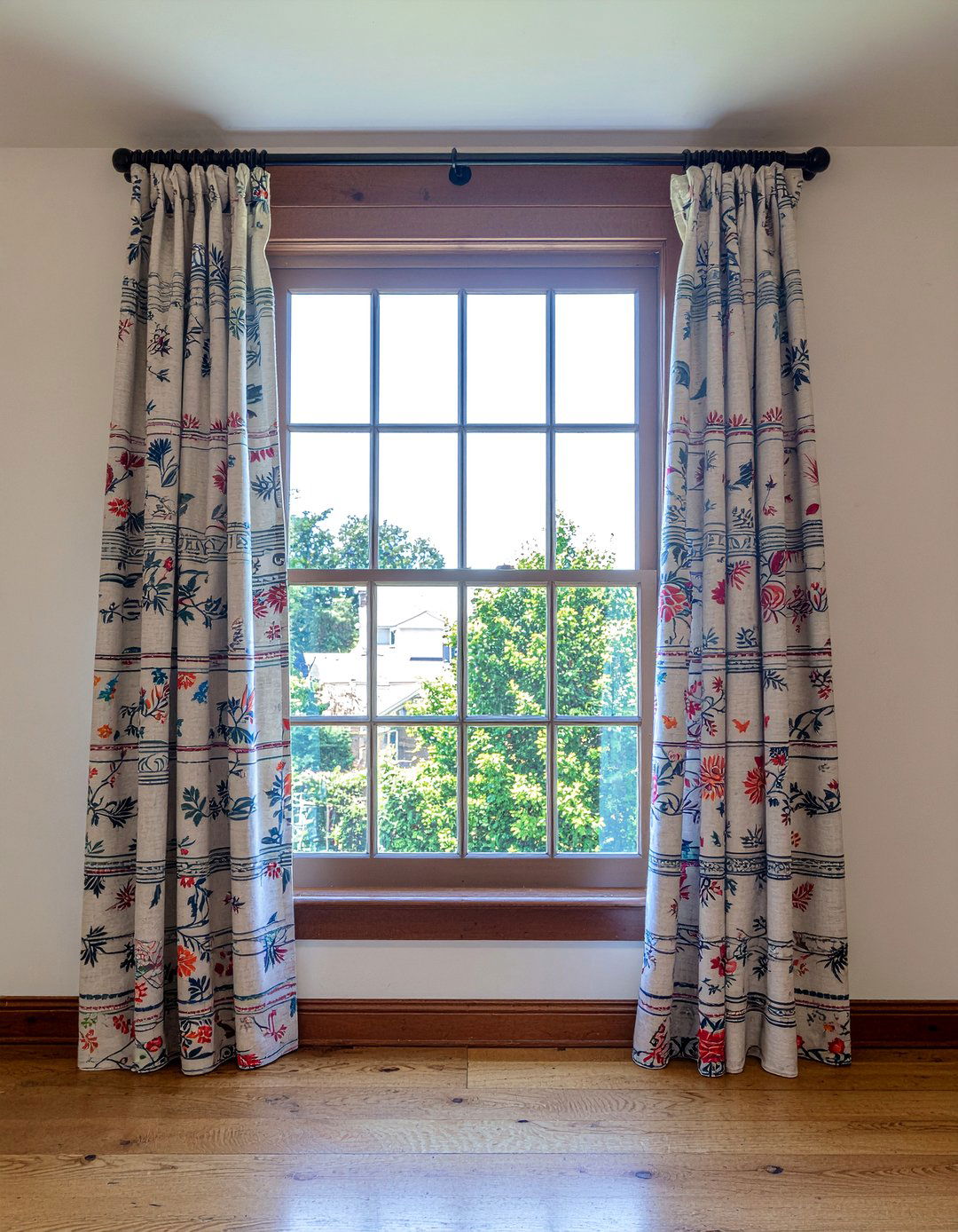 Crewel work curtain - 30 embroidered living room ideas