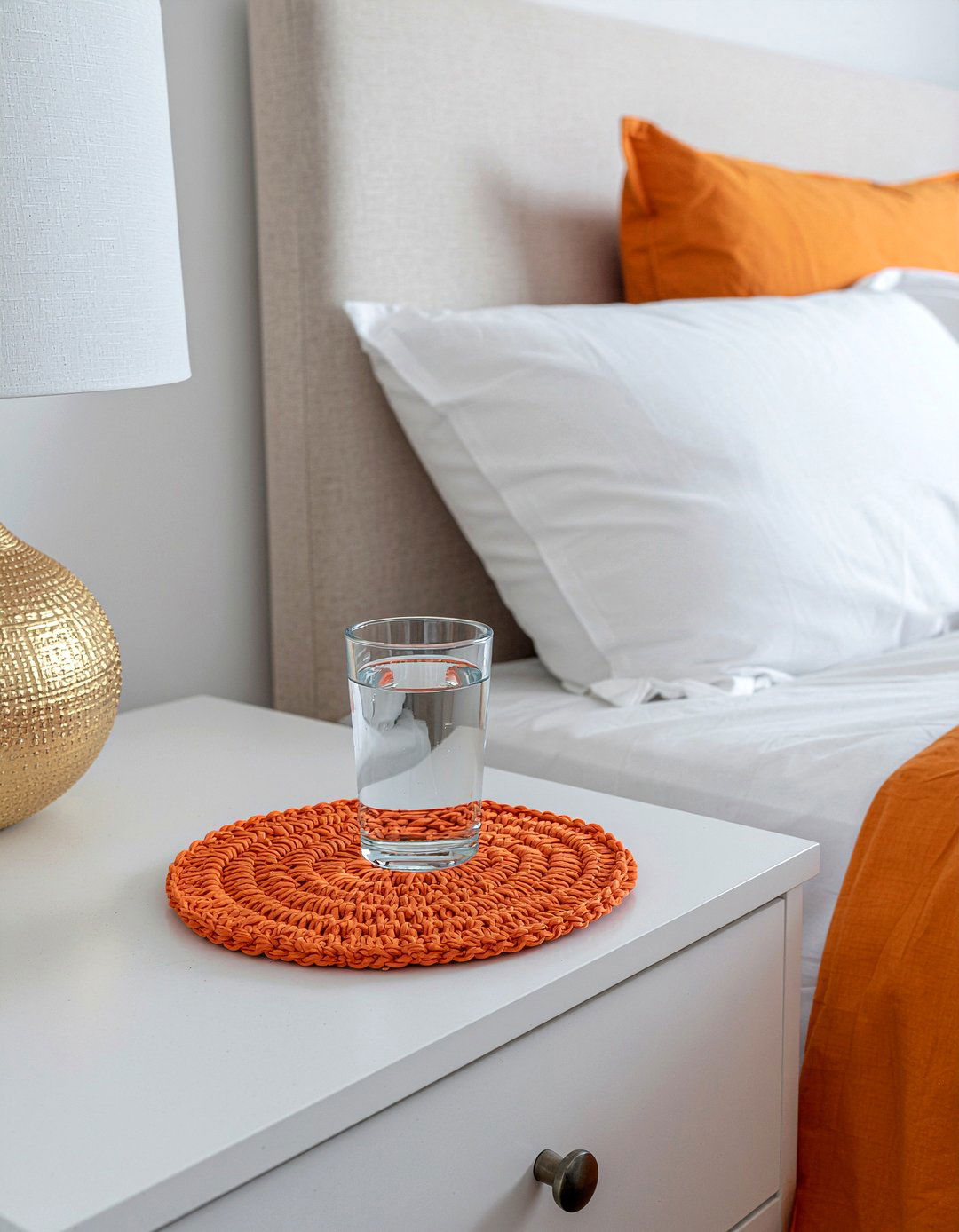 Crochet bedside coaster - 30 crocheted bedroom ideas