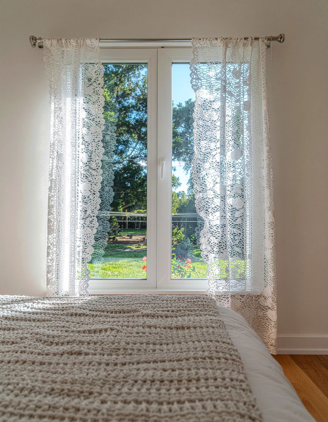 Crochet lace curtain - 30 crocheted bedroom ideas