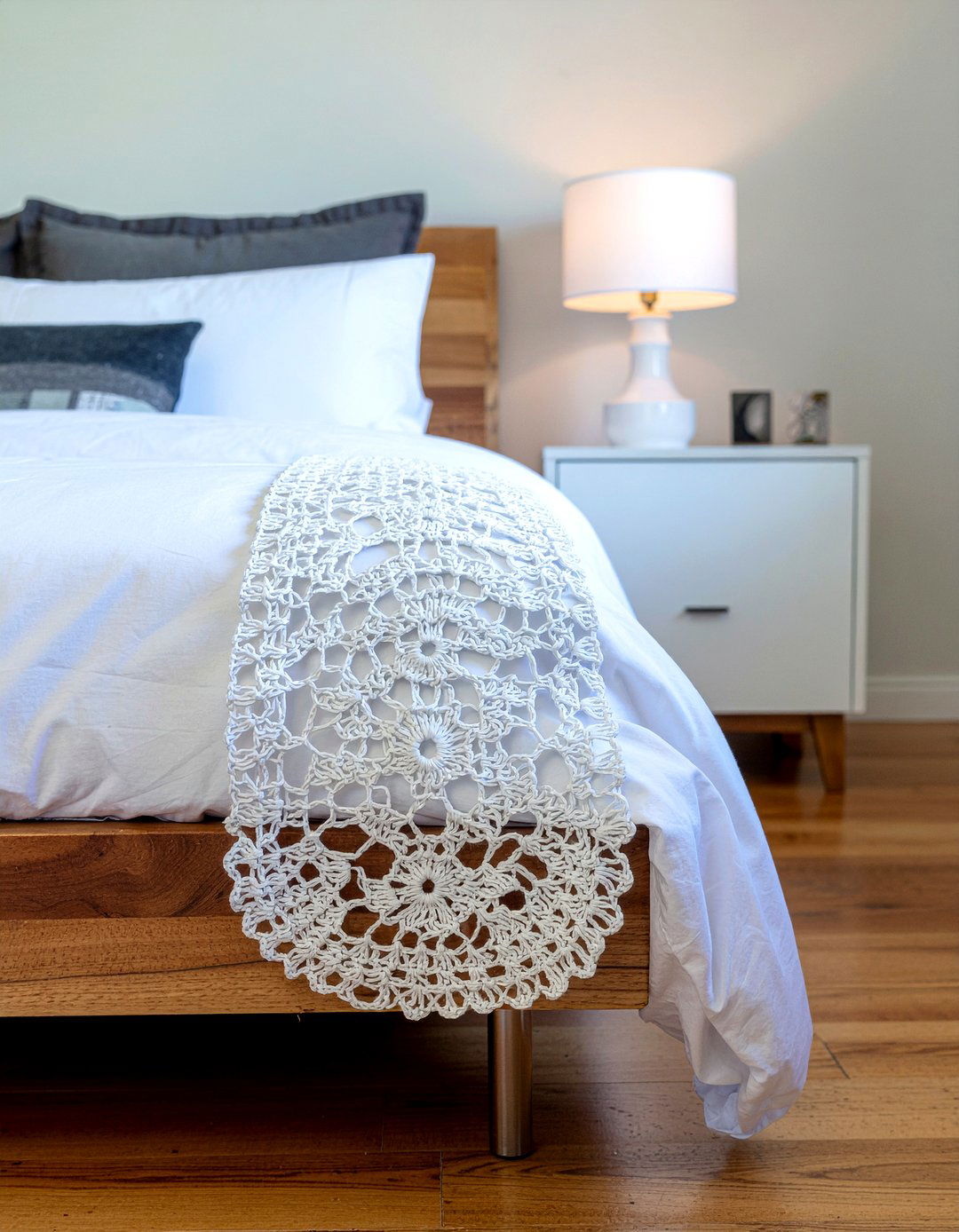 Crochet nightstand runner - 30 crocheted bedroom ideas