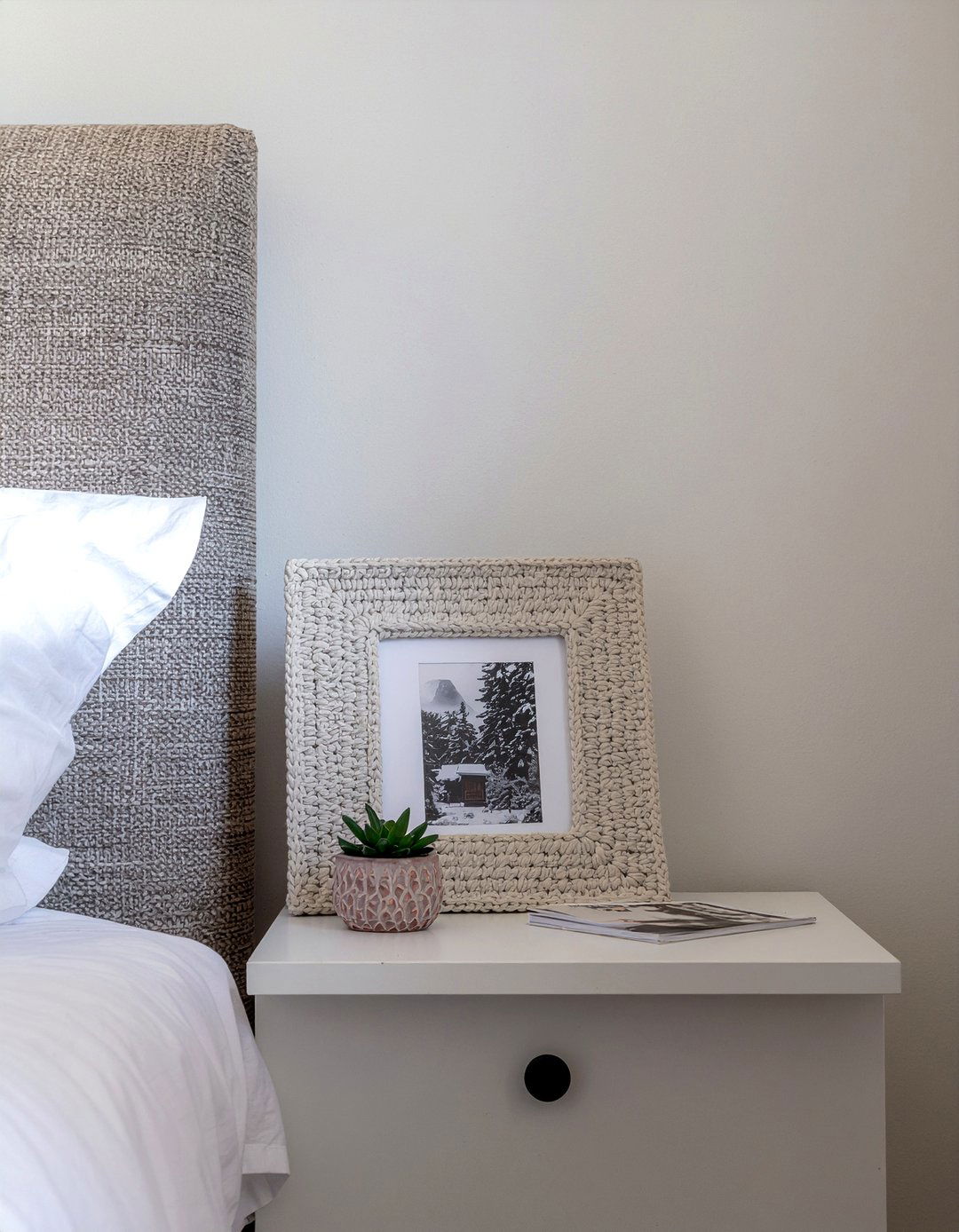 Crochet photo frame - 30 crocheted bedroom ideas