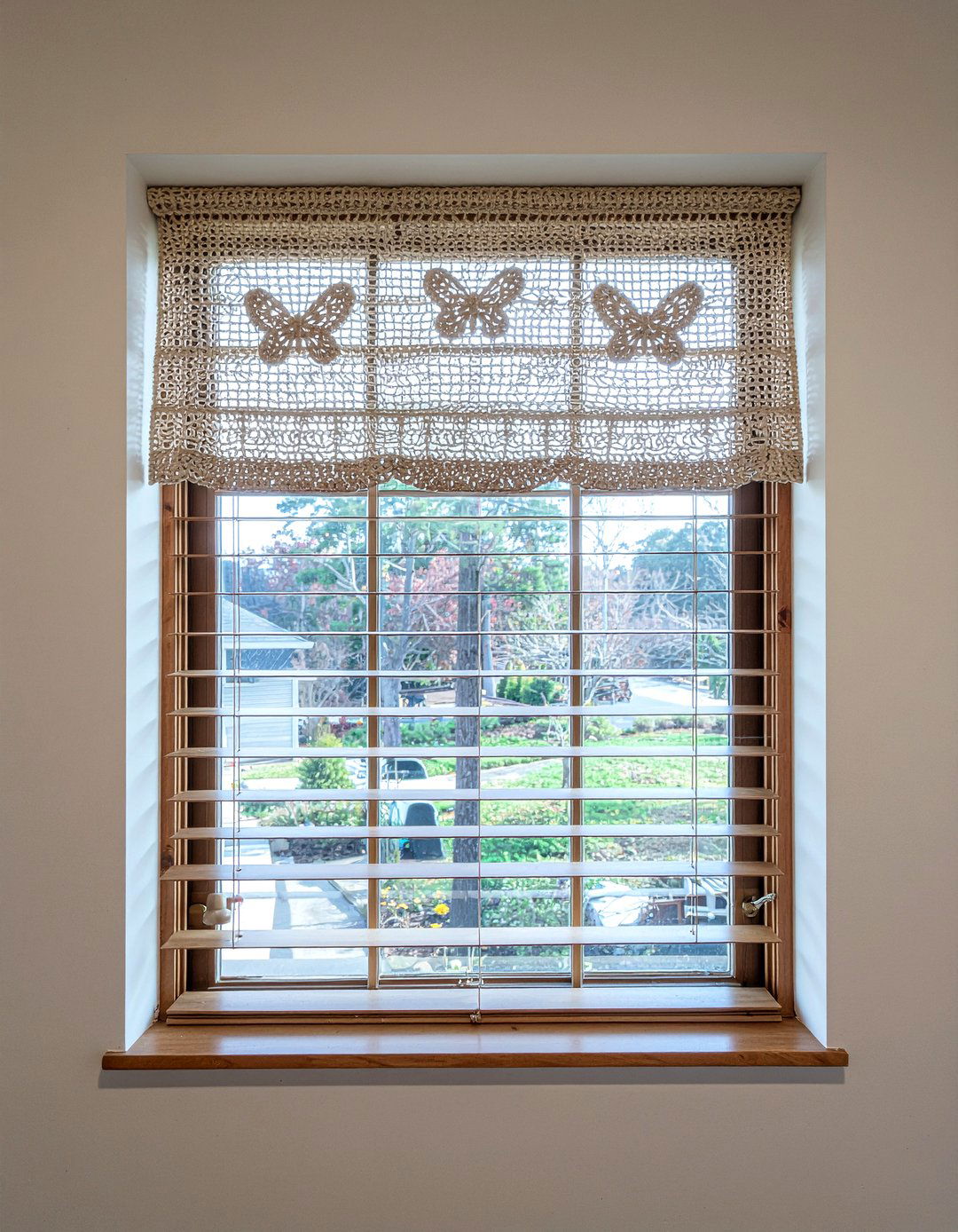 Crochet window valance - 30 crocheted bedroom ideas