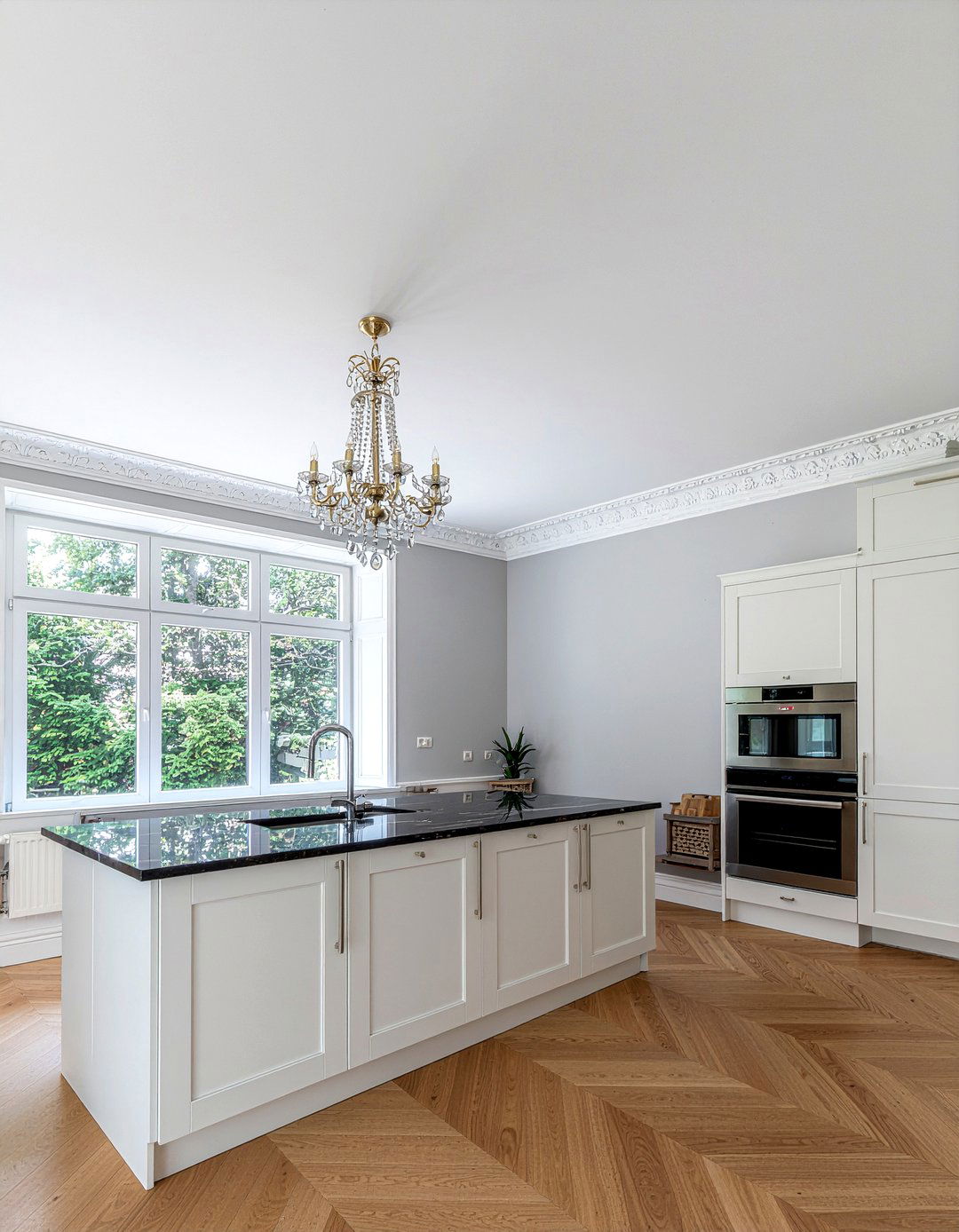 Crown molding kitchen - 30 Parisian kitchen ideas