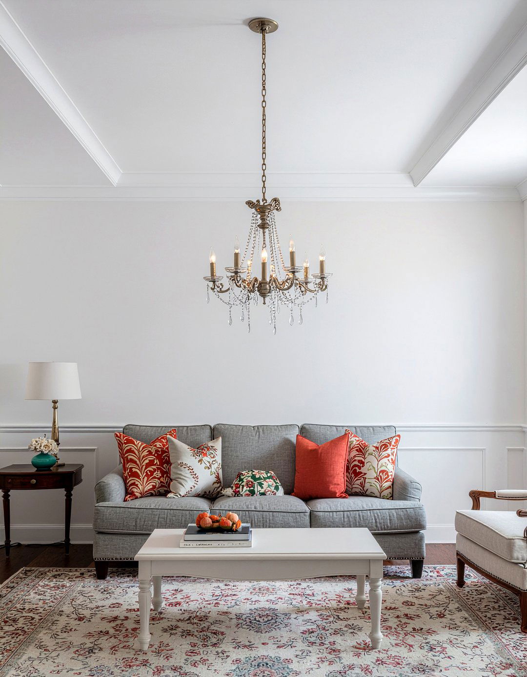 Crown molding painted white - 30 low ceiling living room ideas