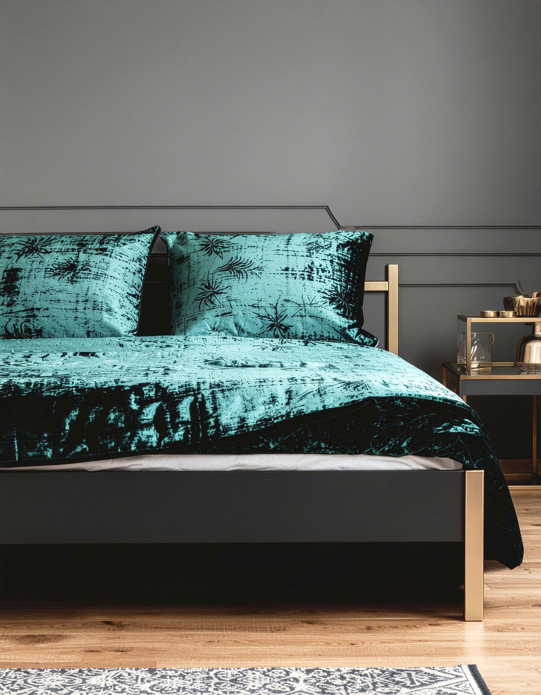 Crushed velvet bedding - 30 rock and roll bedroom ideas