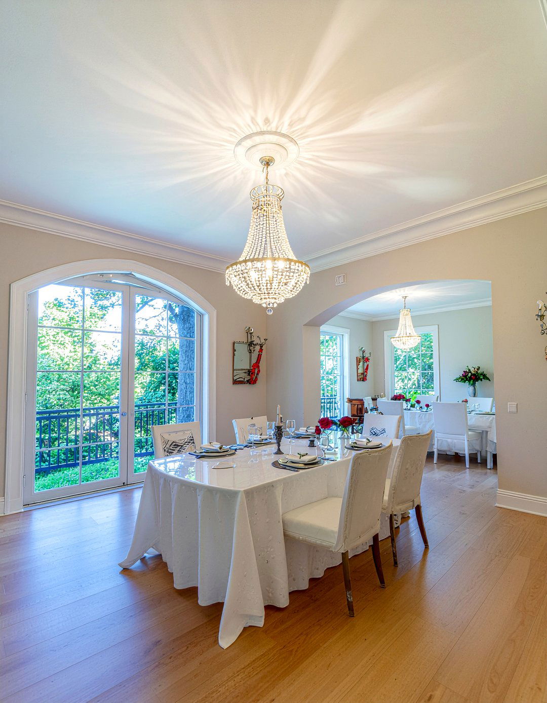 Crystal Chandelier - 30 romantic dining room ideas