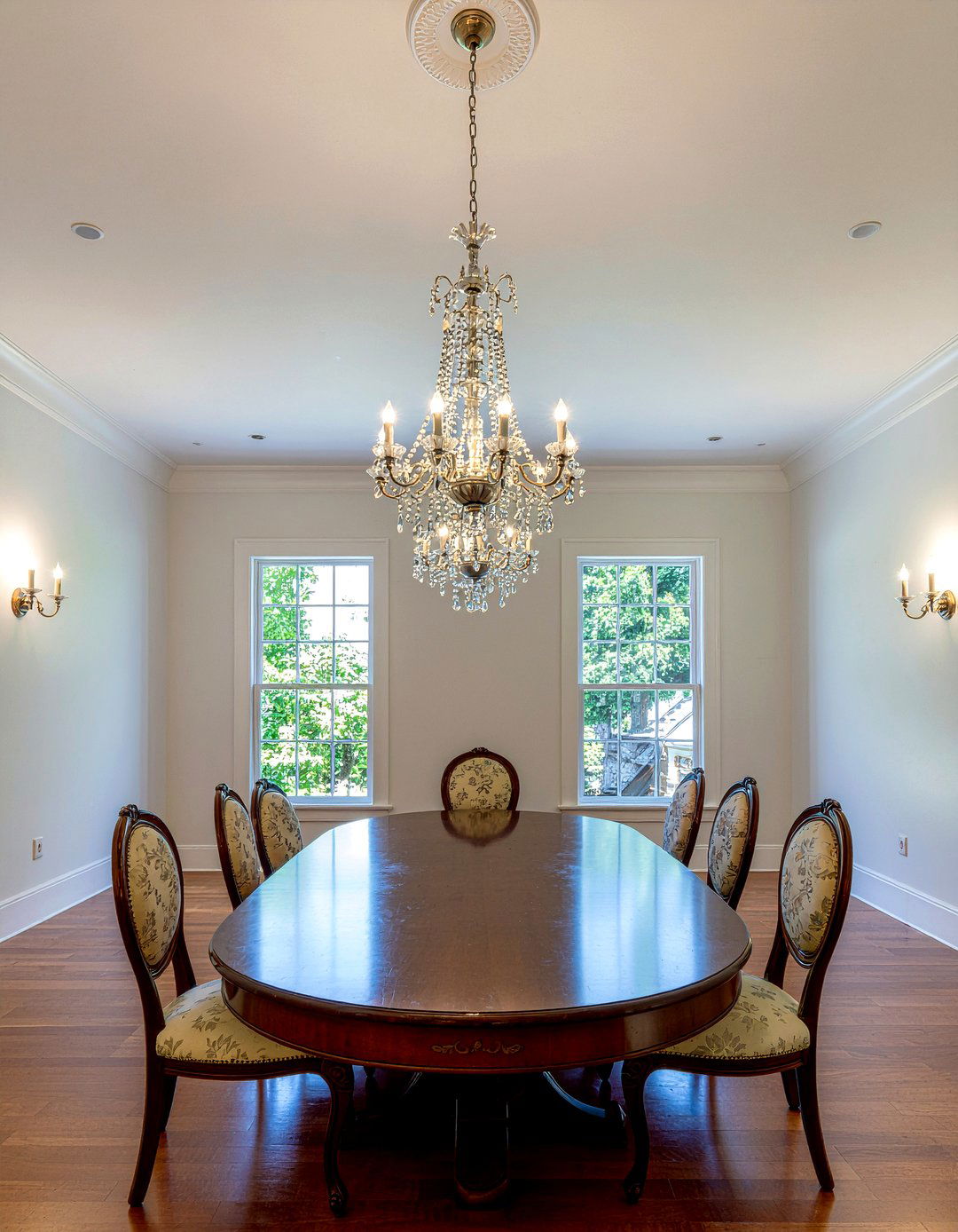 Crystal Chandelier - 30 dining room lighting ideas