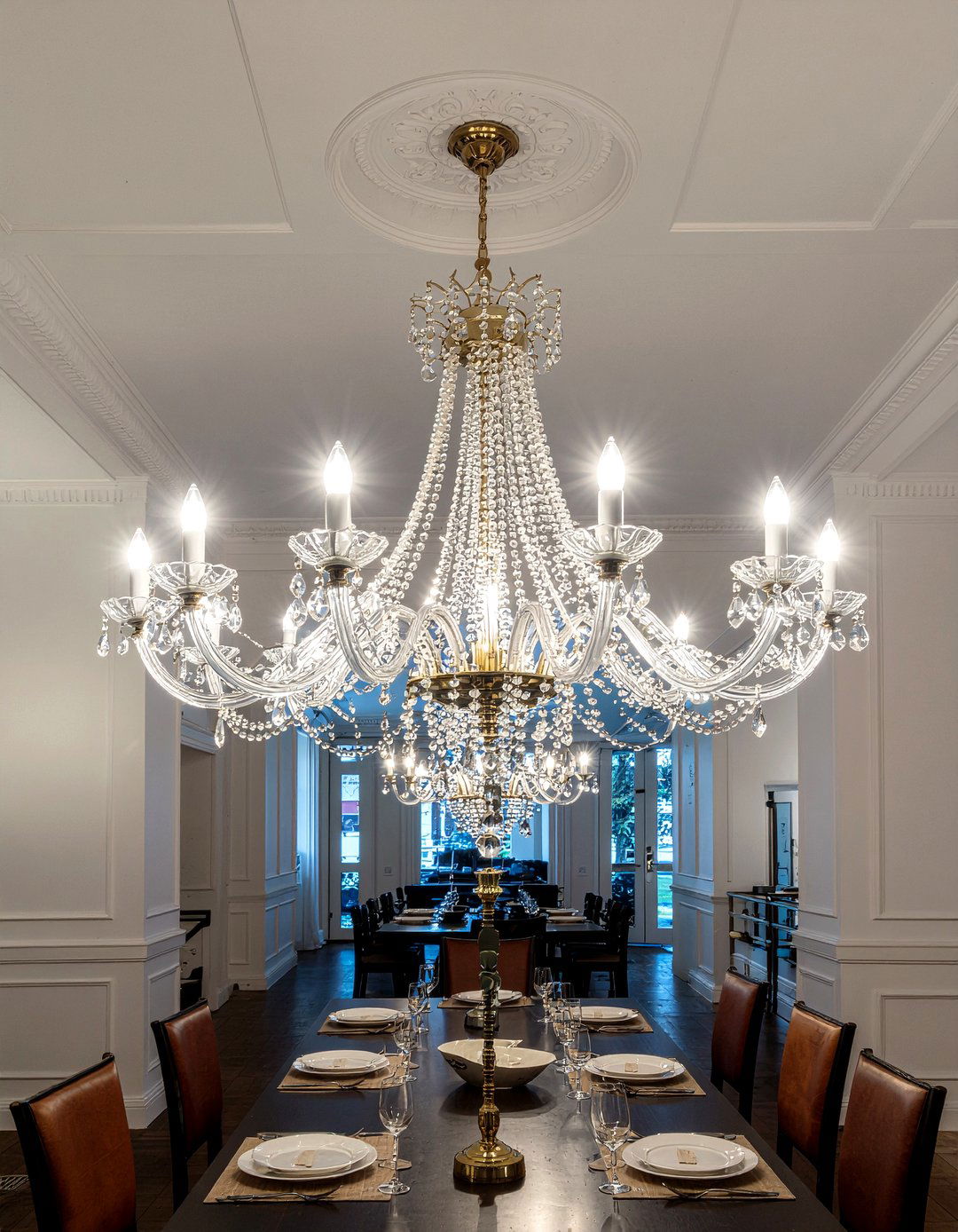Crystal Chandelier - 30 English dining room ideas