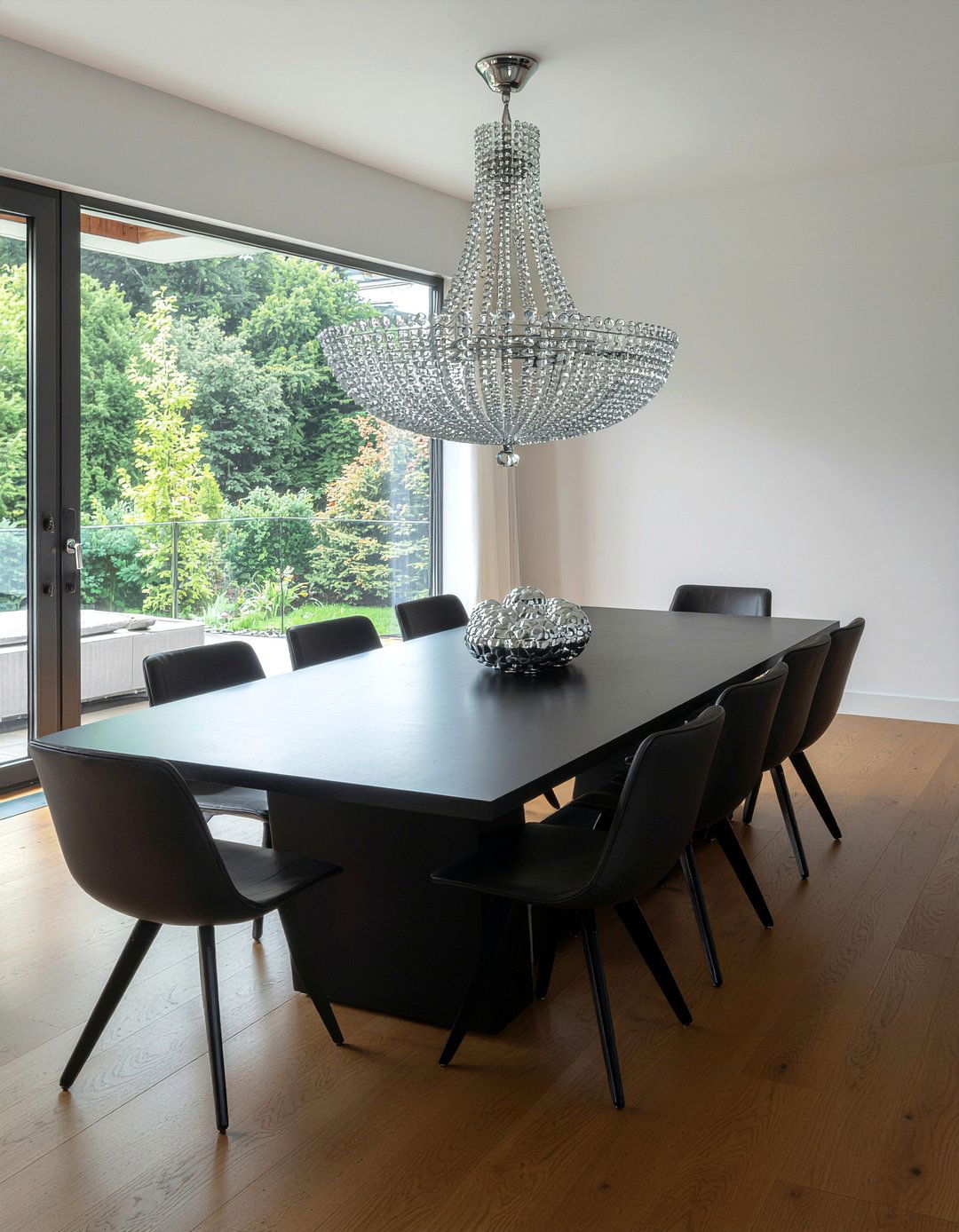 Crystal Chandelier Centerpiece - 30 daring dining room ideas