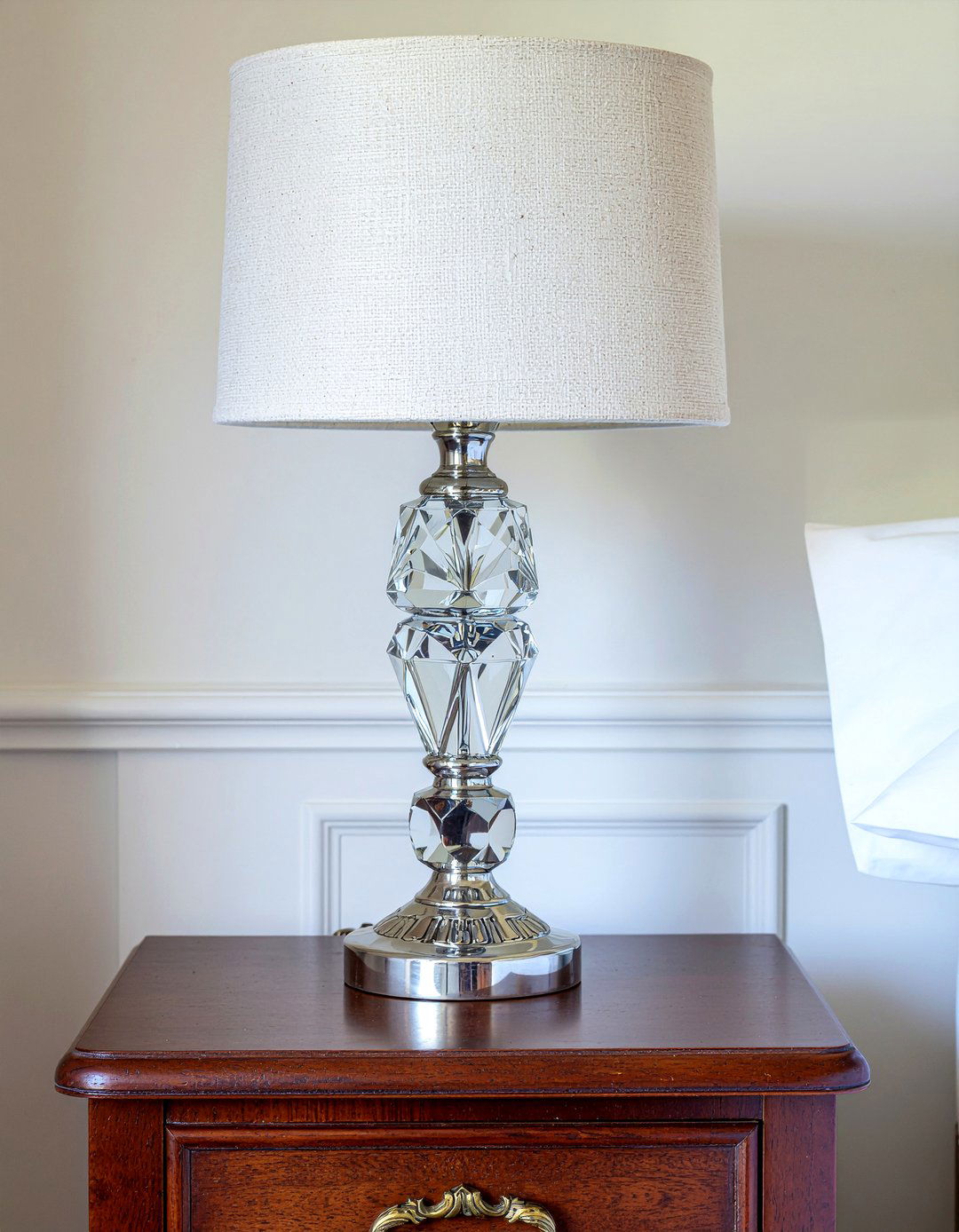 Crystal Table Lamp - 30 Victorian bedroom ideas