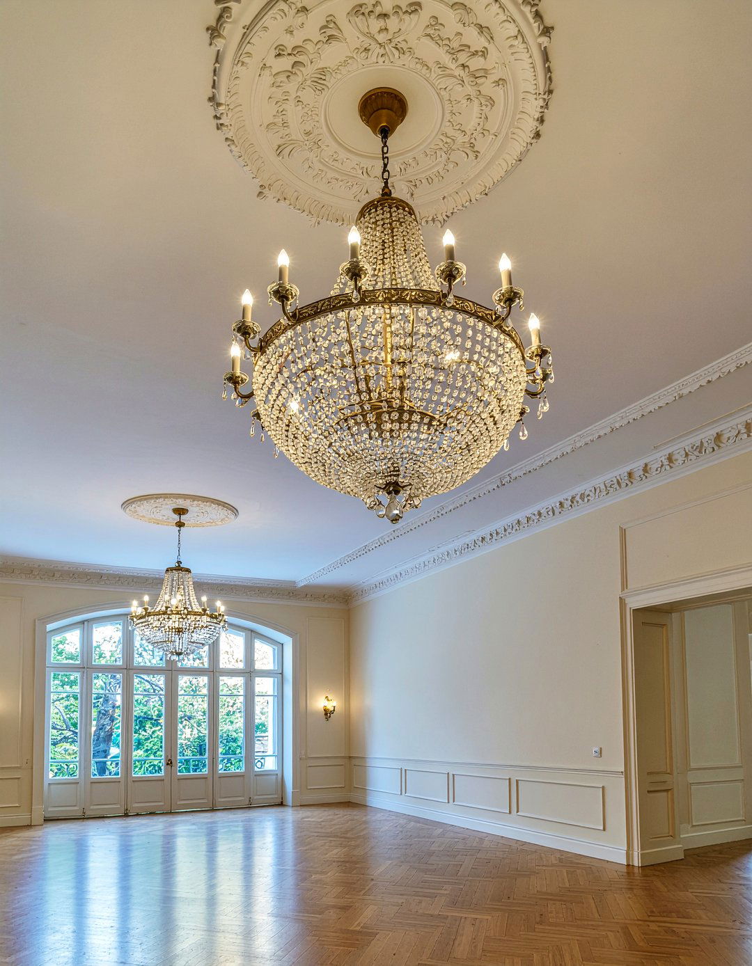 Crystal chandelier lighting fixture - 30 Parisian living room ideas