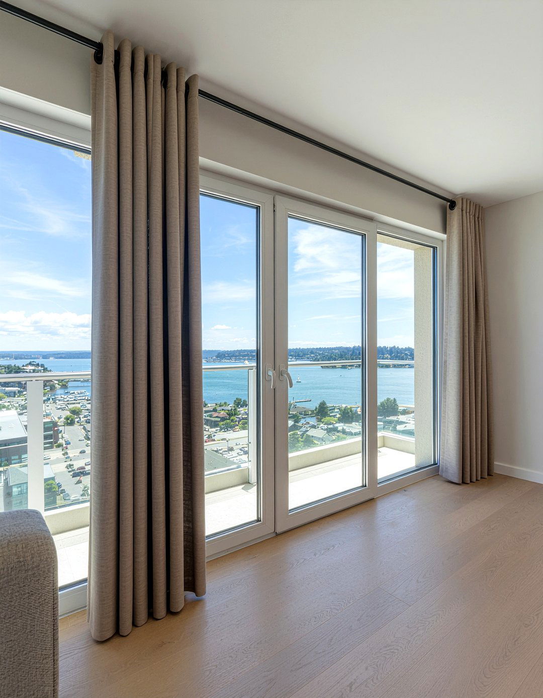 Curtain rod bracket - 30 rental apartment living room ideas