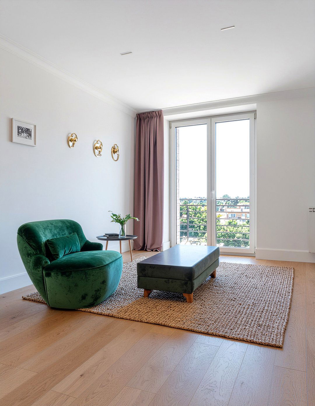 Curved Velvet Chair - 30 living room Mediterranean furniture ideas