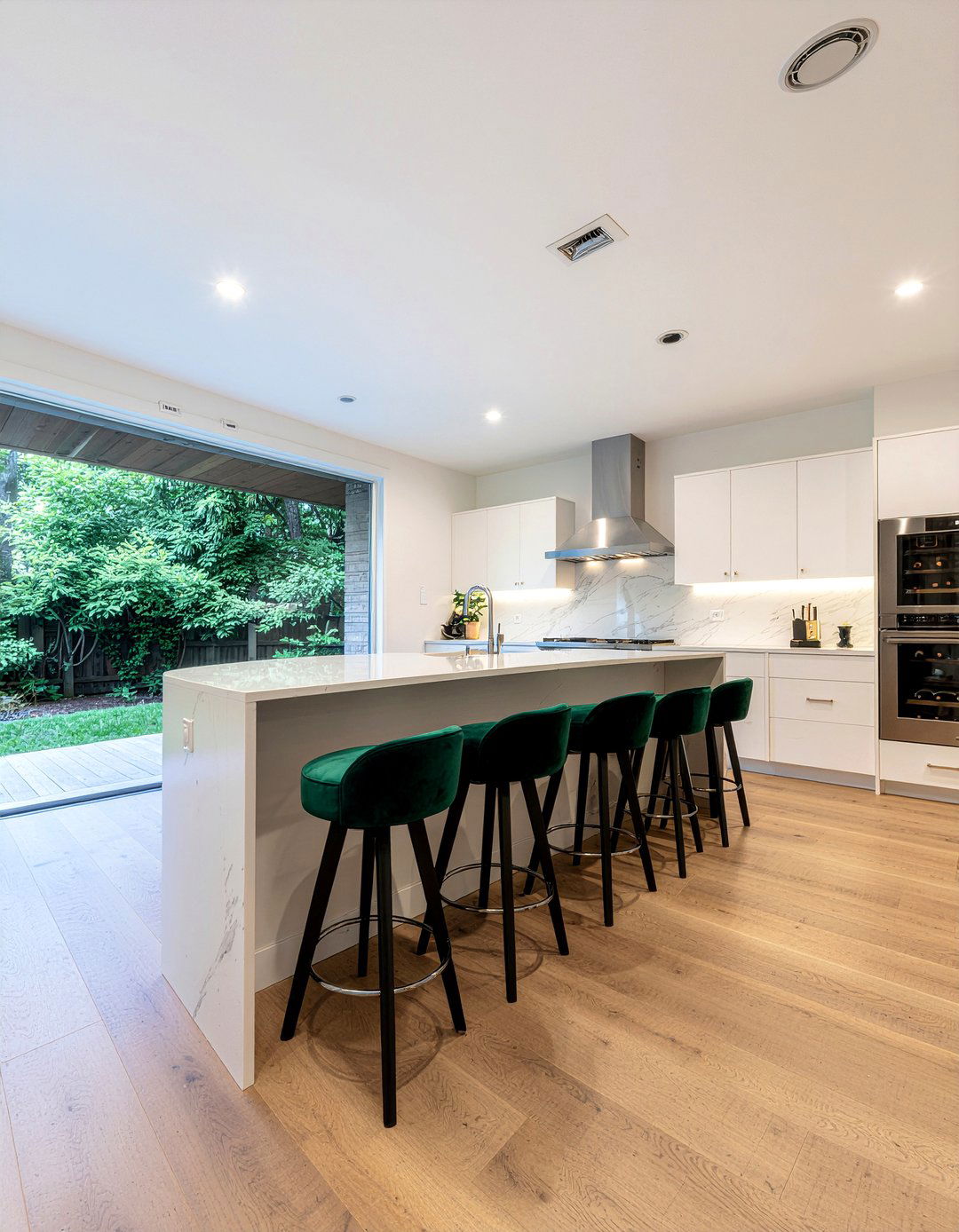 Curved island seating - 30 curved kitchen island ideas