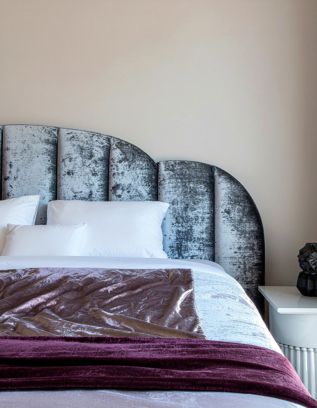 Curved velvet headboard - 30 upholstered bed ideas