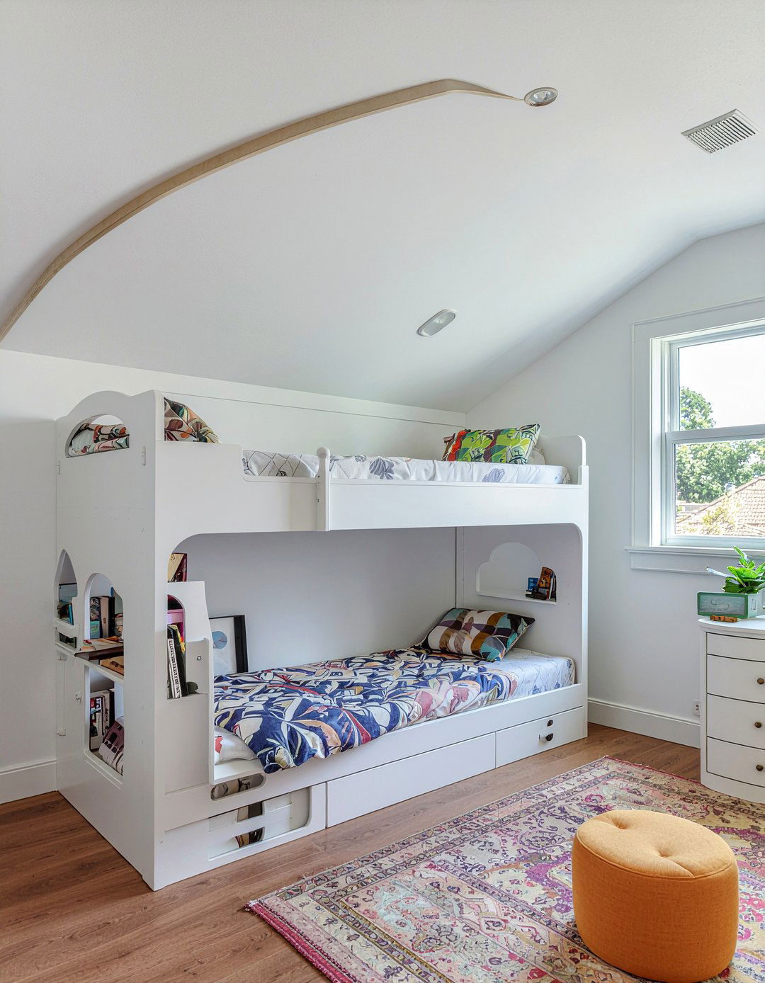 30 Triple Bunk Bed Ideas to Maximize Space in Kids' Rooms