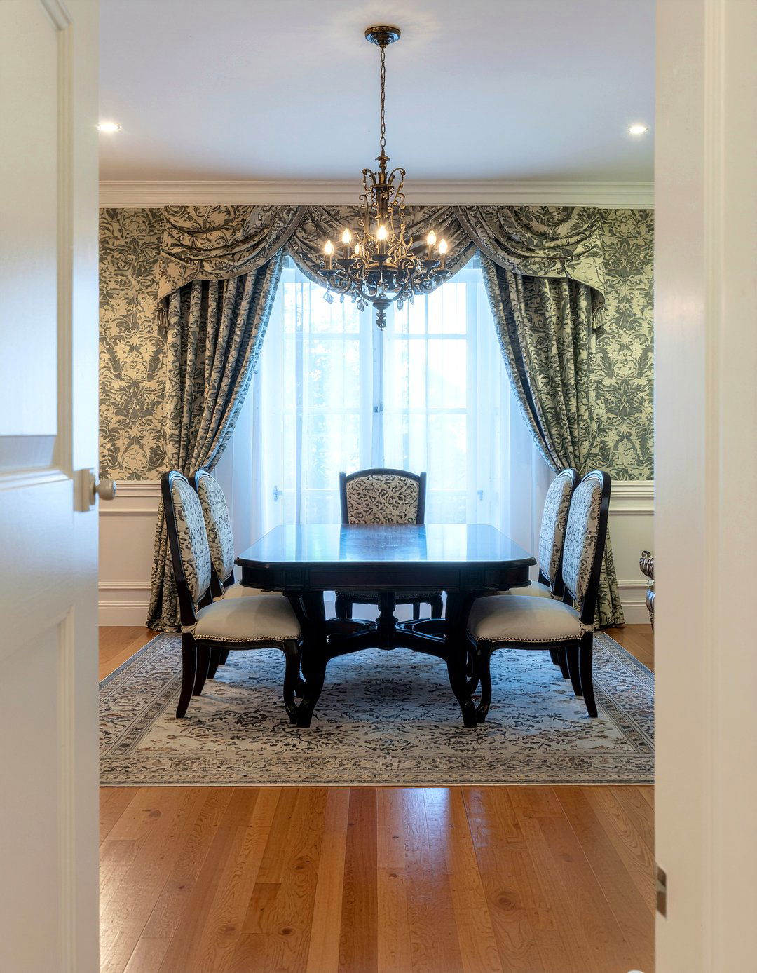 Damask Dining Room Decor - 30 historic home dining room ideas