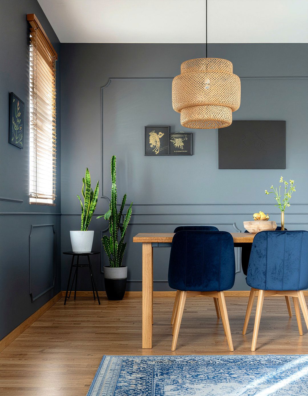 Dark Accent Wall - 30 relaxed dining room ideas