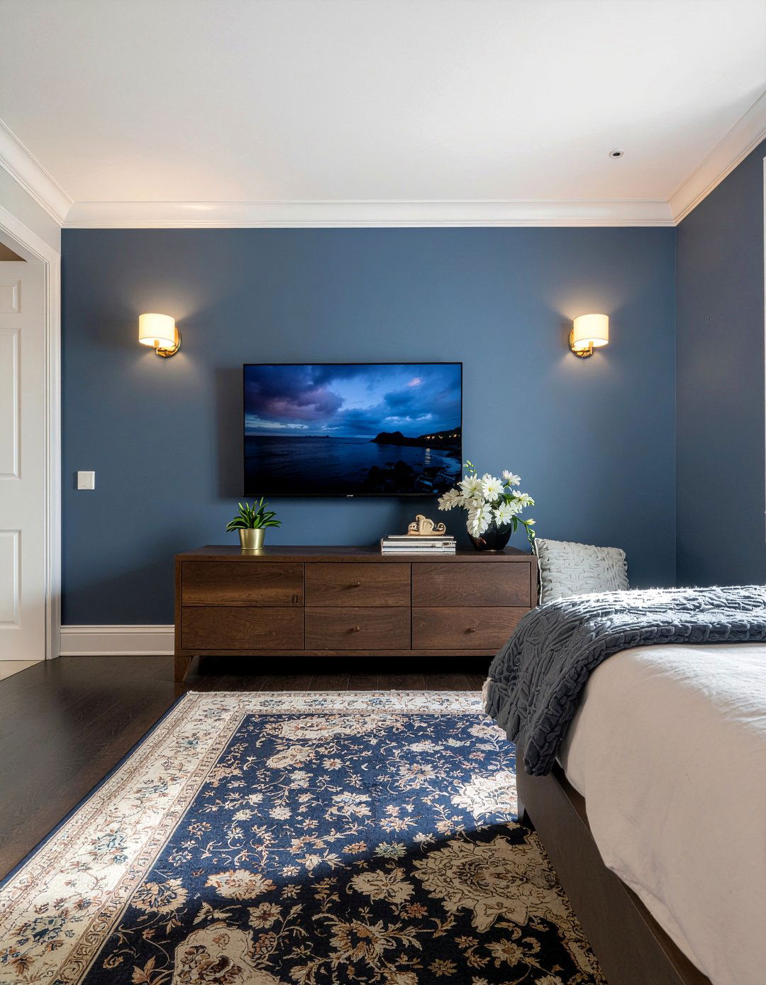 Dark Accent Wall For TV - 30 bedroom tv ideas