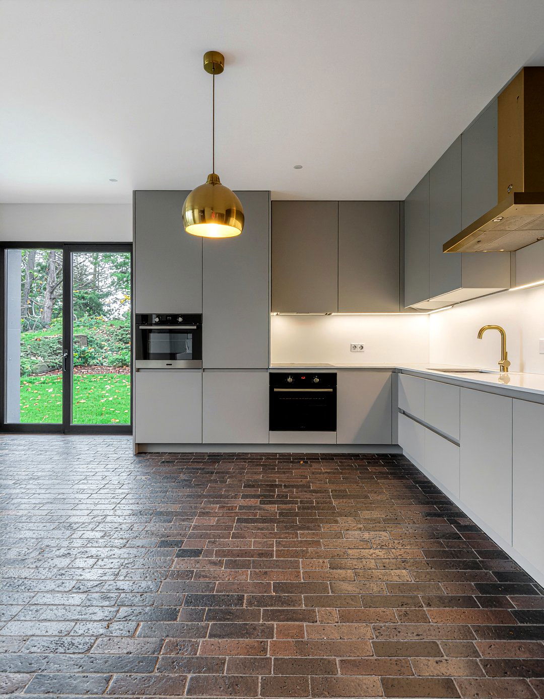 Dark brick kitchen floor - 30 brick floor kitchen ideas