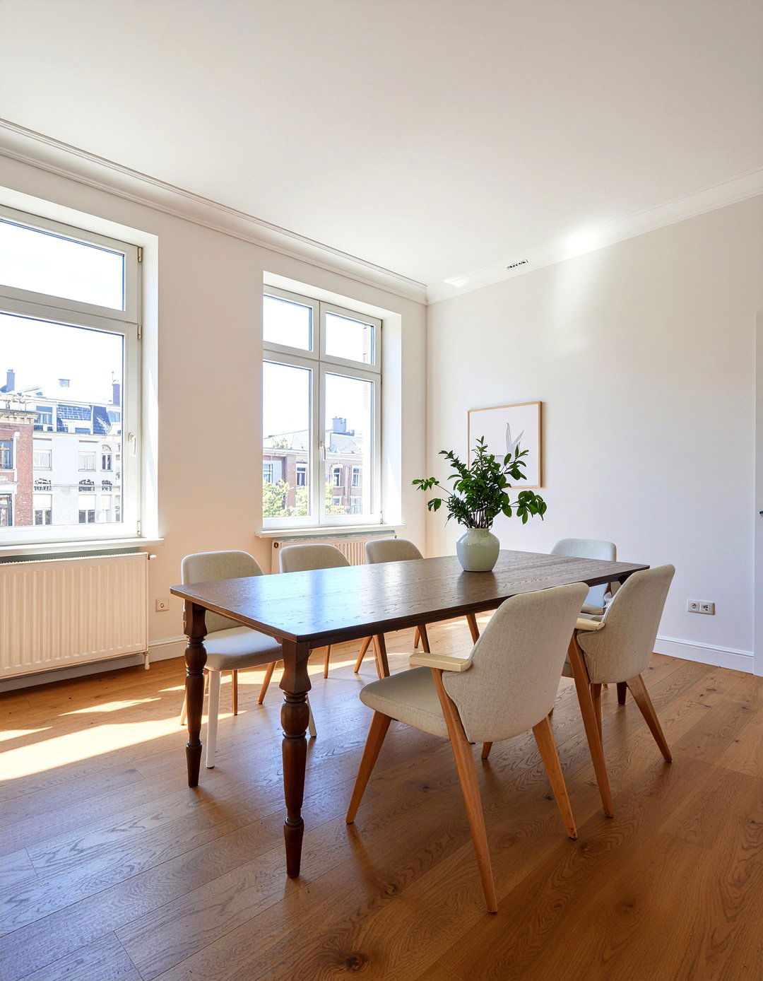 Dark wood table with light wood chairs - 30 dining room finish mixing ideas