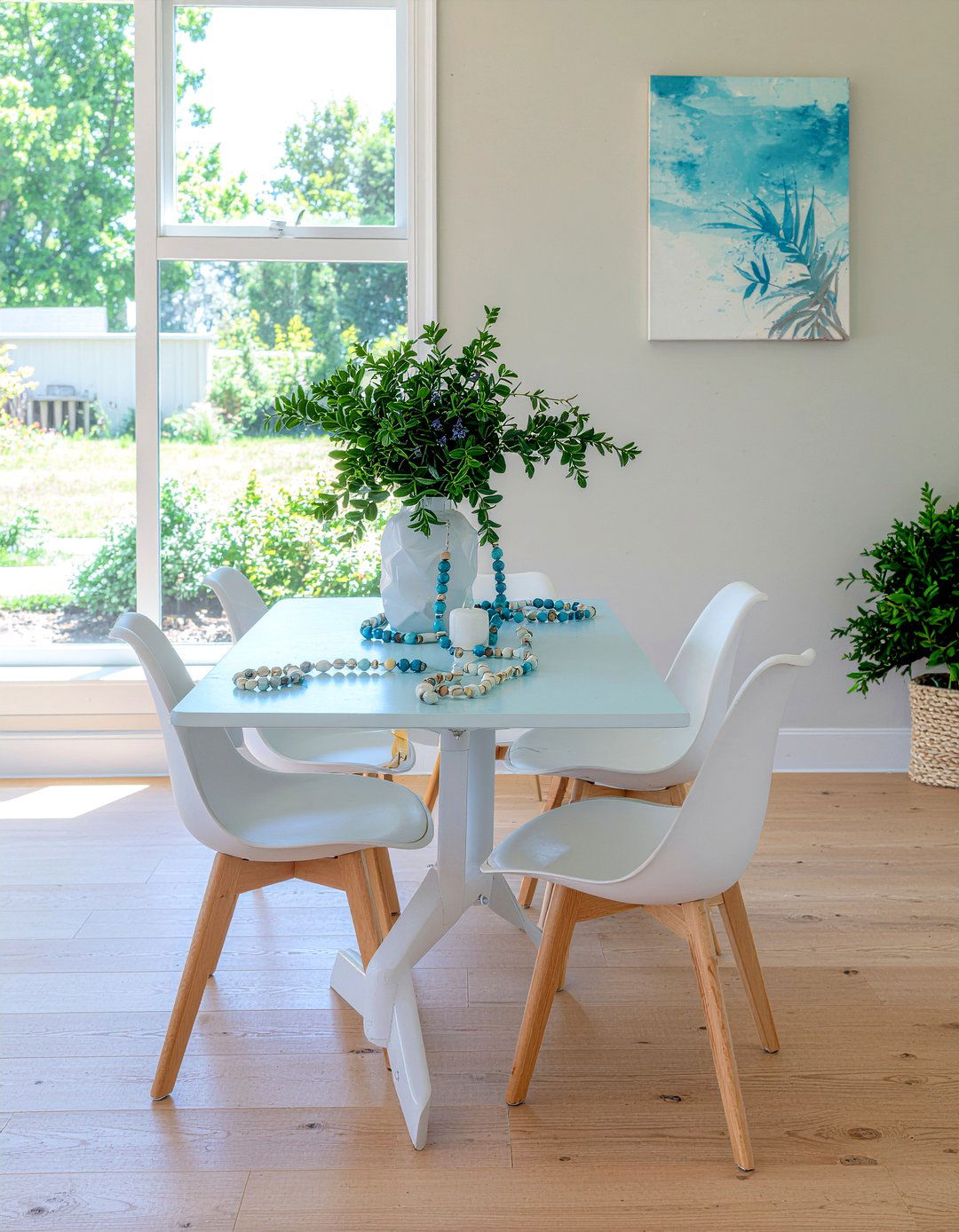 Decorative Bead Garland - 30 everyday centerpiece dining ideas