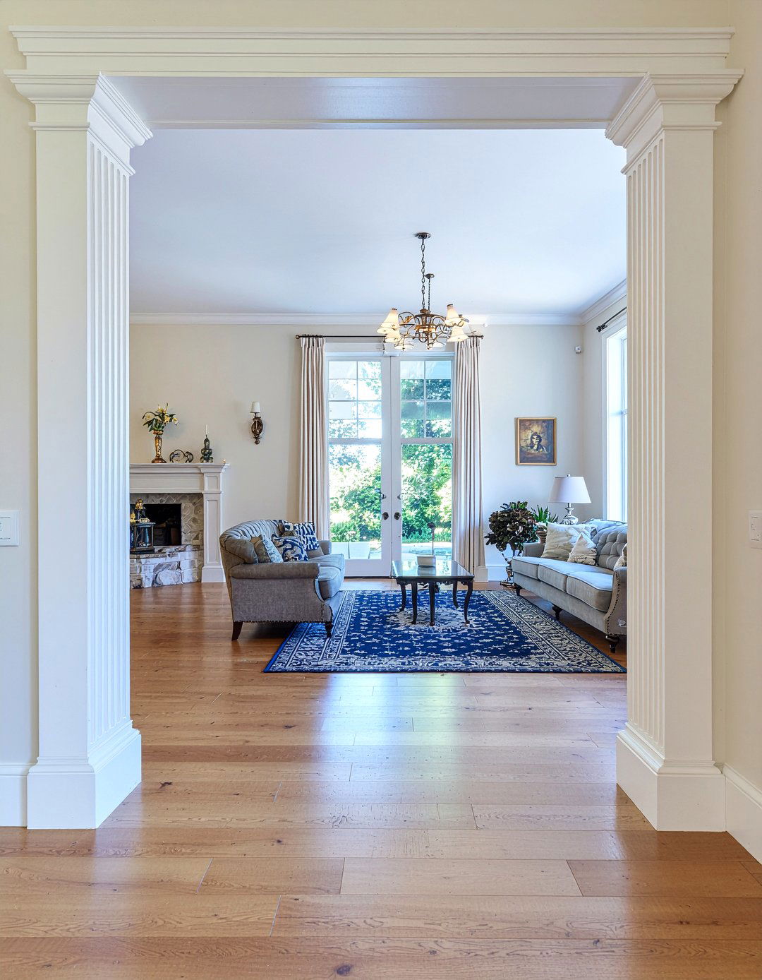 Decorative Columns - 30 living room architectural details