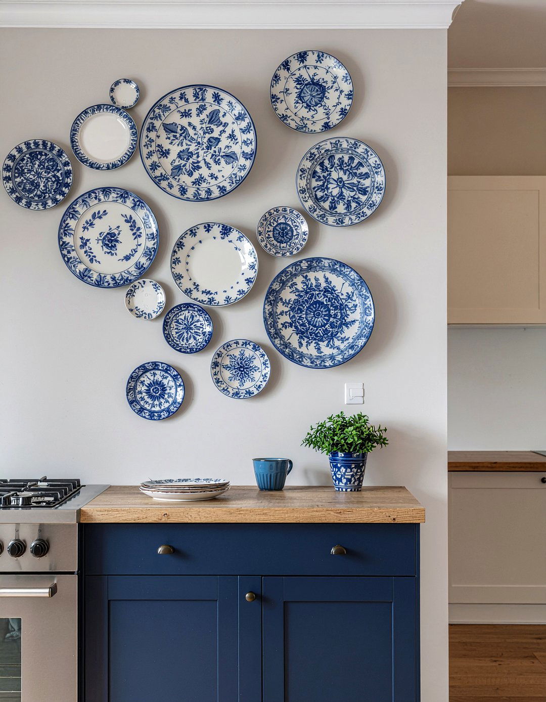 Decorative Plate Wall - 30 kitchen feature wall ideas