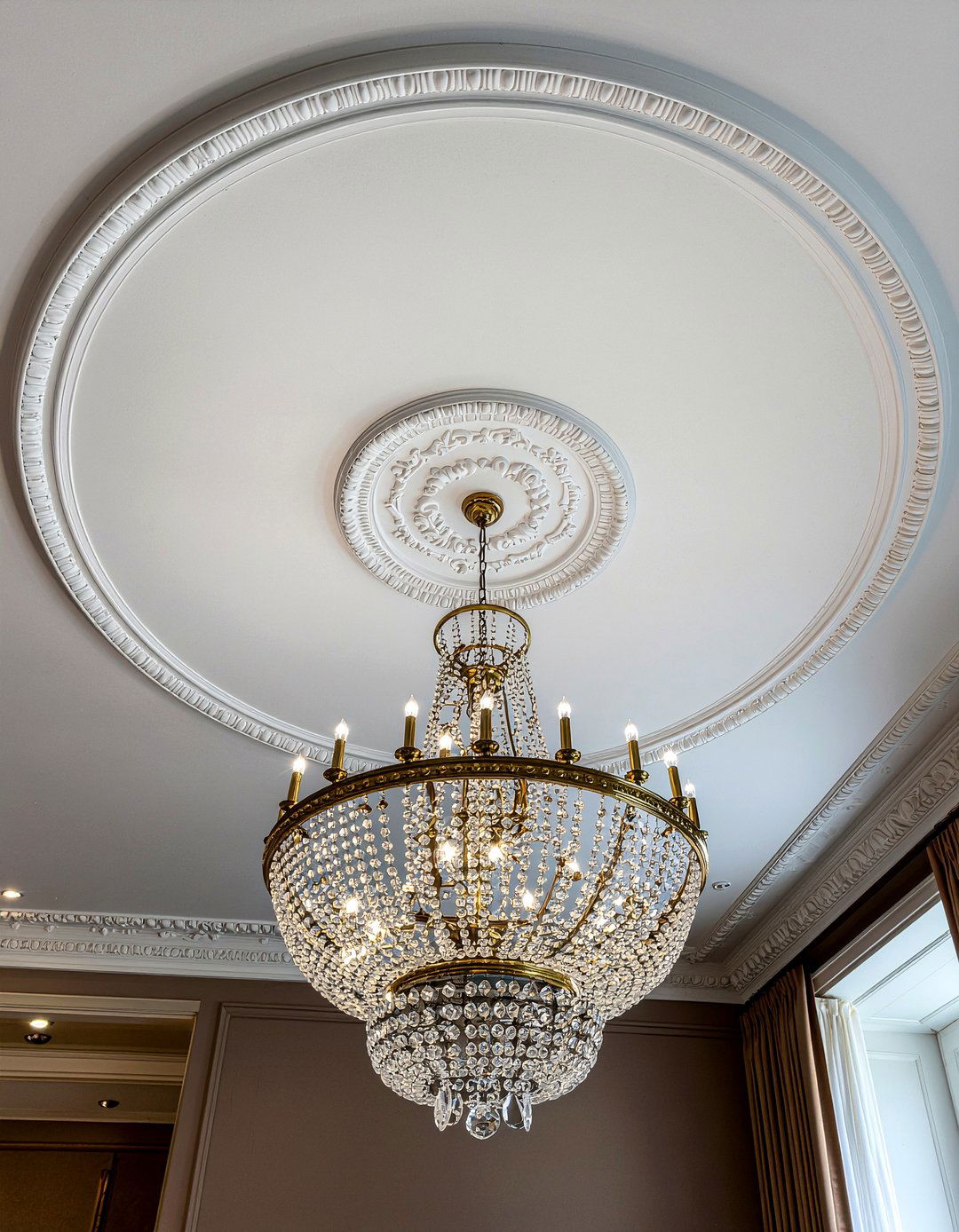 Decorative ceiling medallion detail - 30 Parisian living room ideas