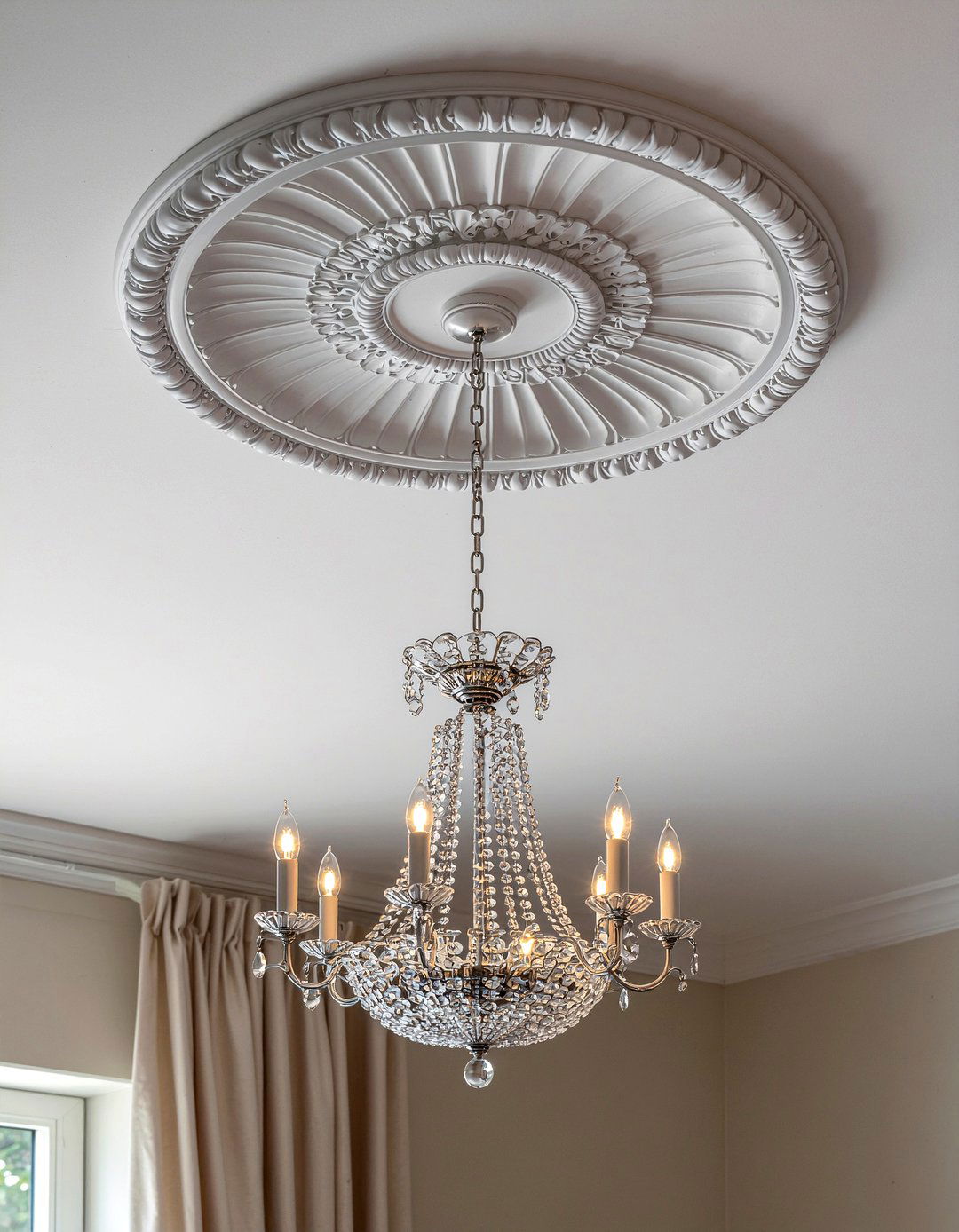 Decorative ceiling medallions - 30 rich dining room ideas