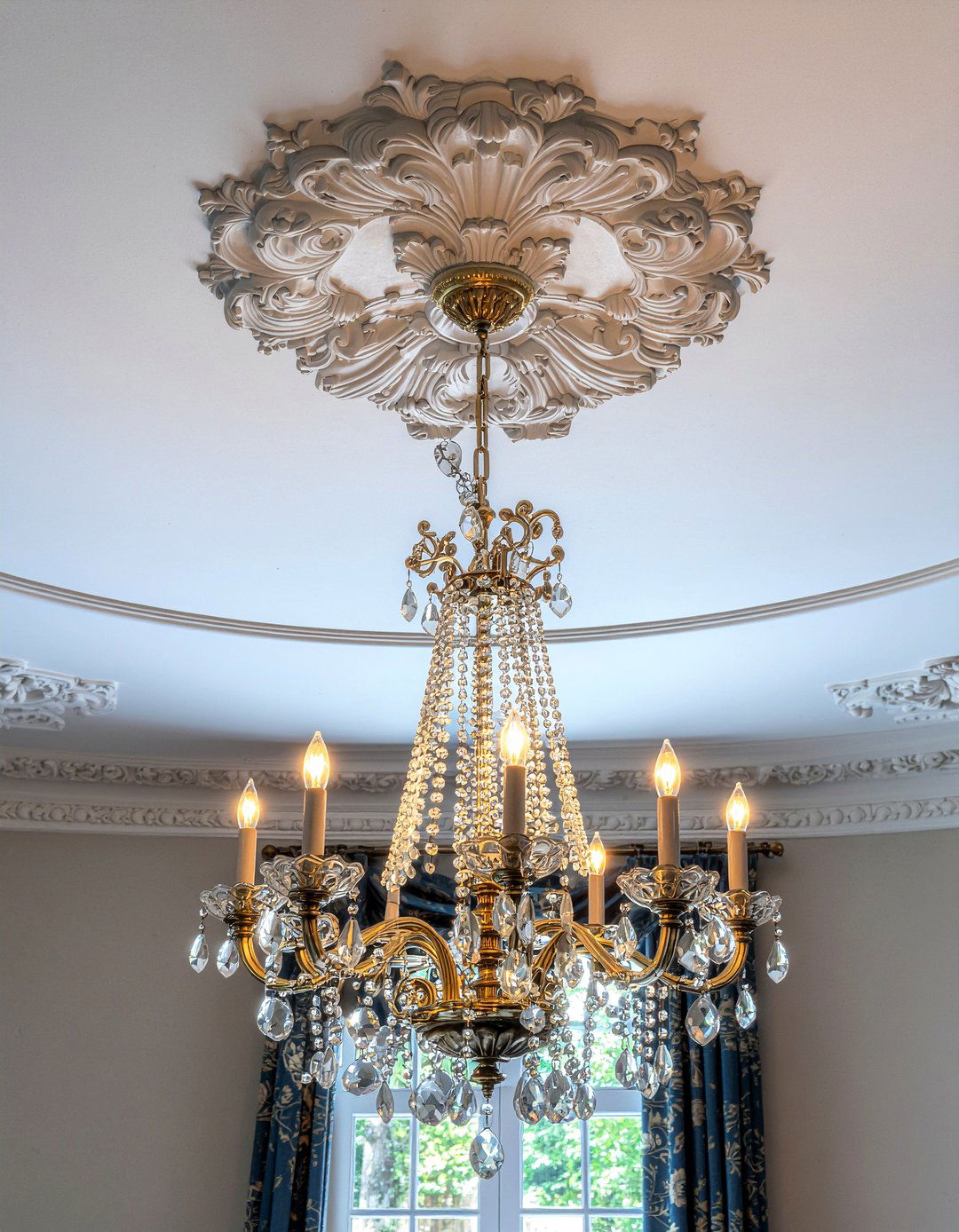 Decorative ceiling rose - 30 Georgian living room ideas