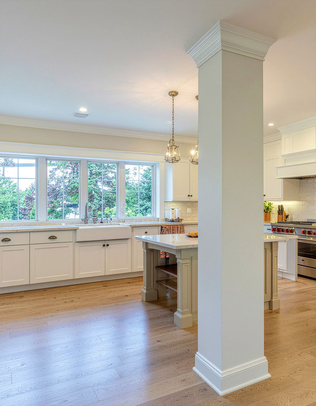 Decorative kitchen column molding - 30 kitchen column ideas