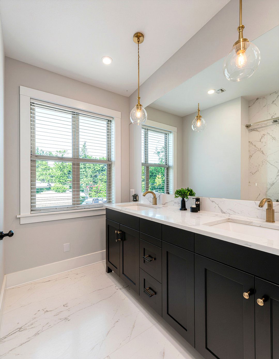 Decorative pendant lighting - 30 bathroom electrical ideas