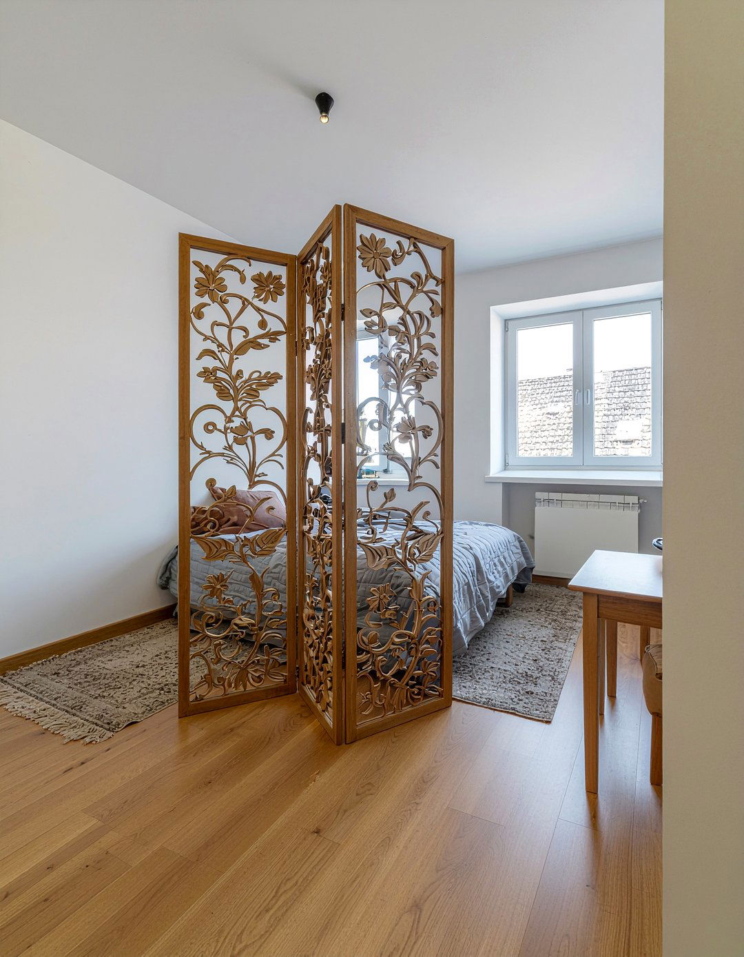 Decorative privacy screen - 30 renter bedroom ideas