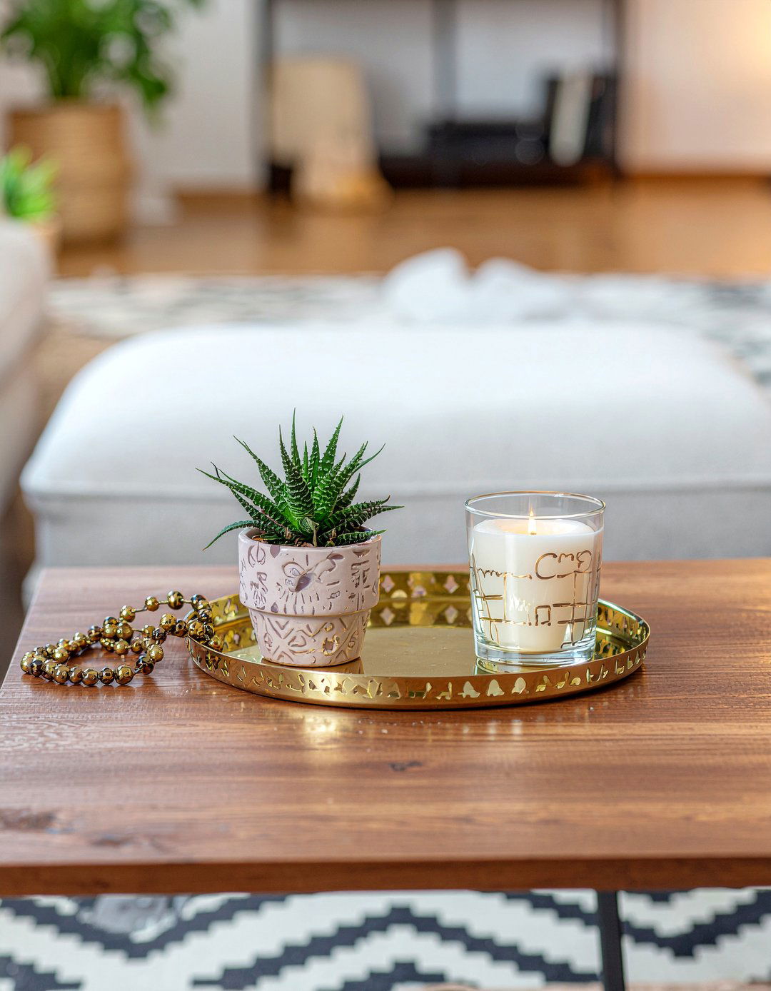 Decorative trays - 30 living room on a budget ideas