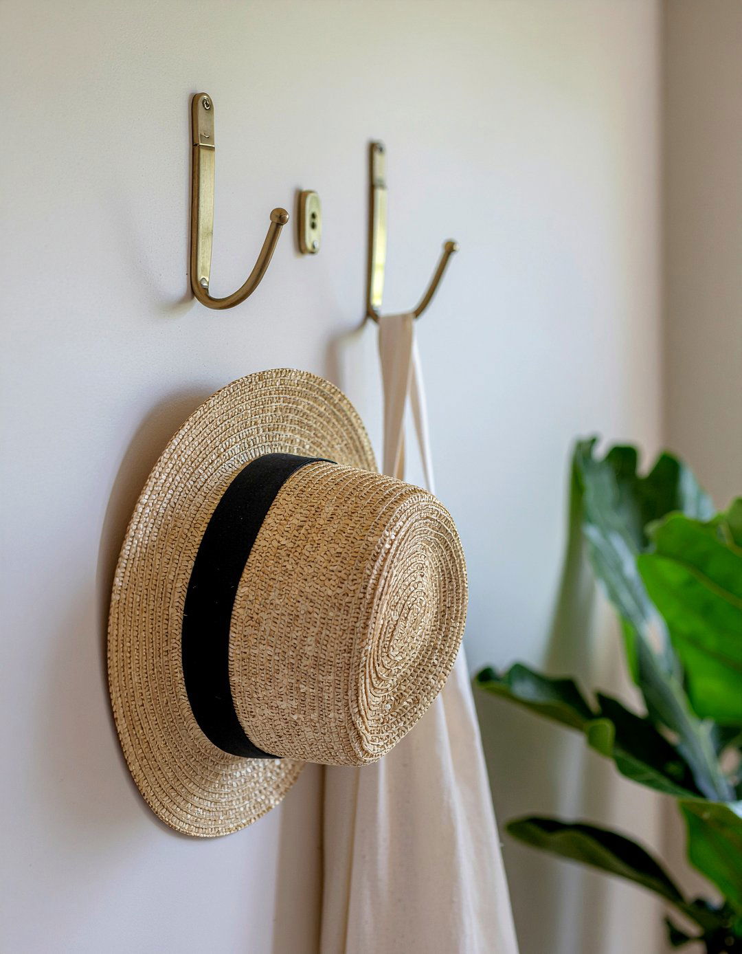 Decorative wall hooks - 30 bedroom hallway ideas