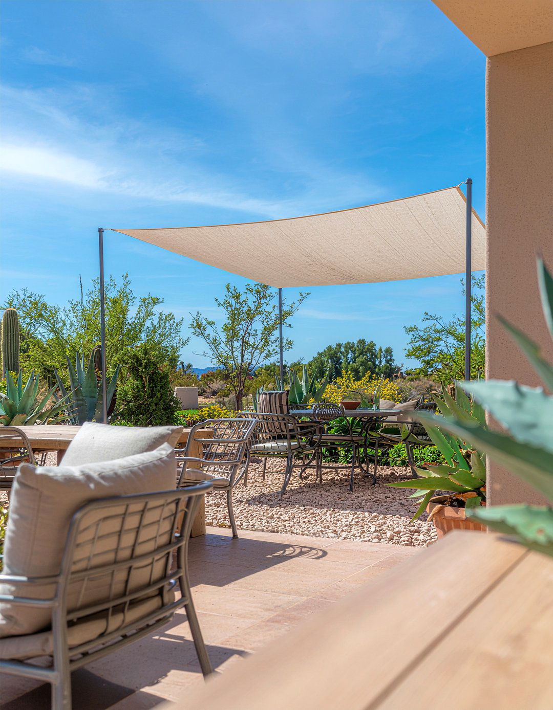 Desert Landscaped Patio - 30 outdoor dining area ideas