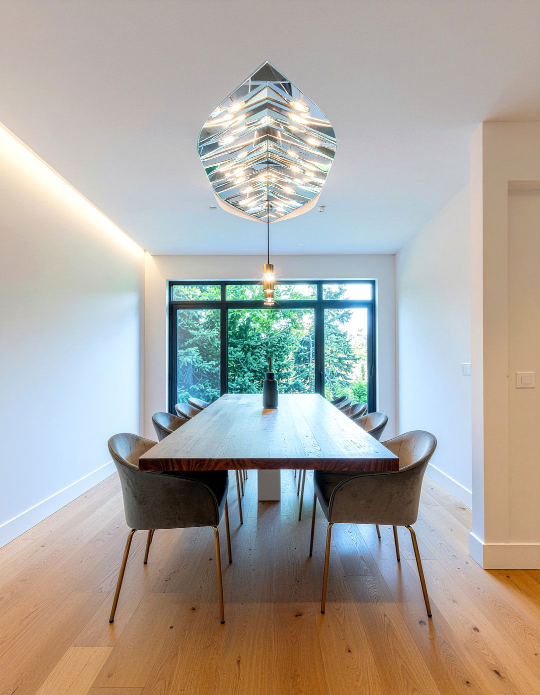 Diamond ceiling medallion - 30 living room rosette ideas