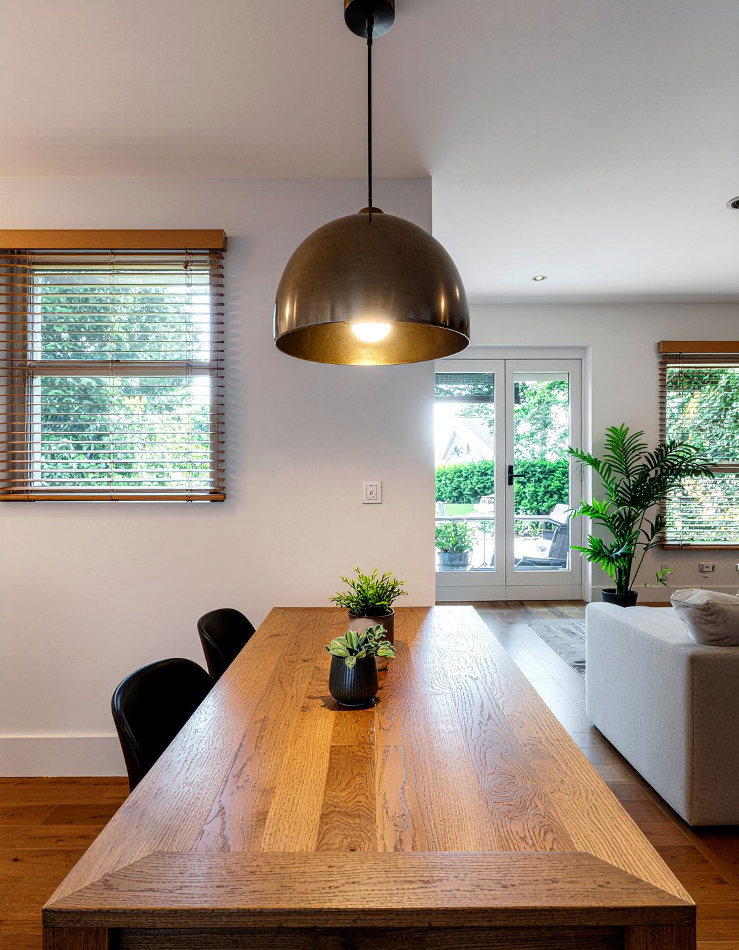 Dimmable Pendant Light - 30 dining room intimate gathering ideas