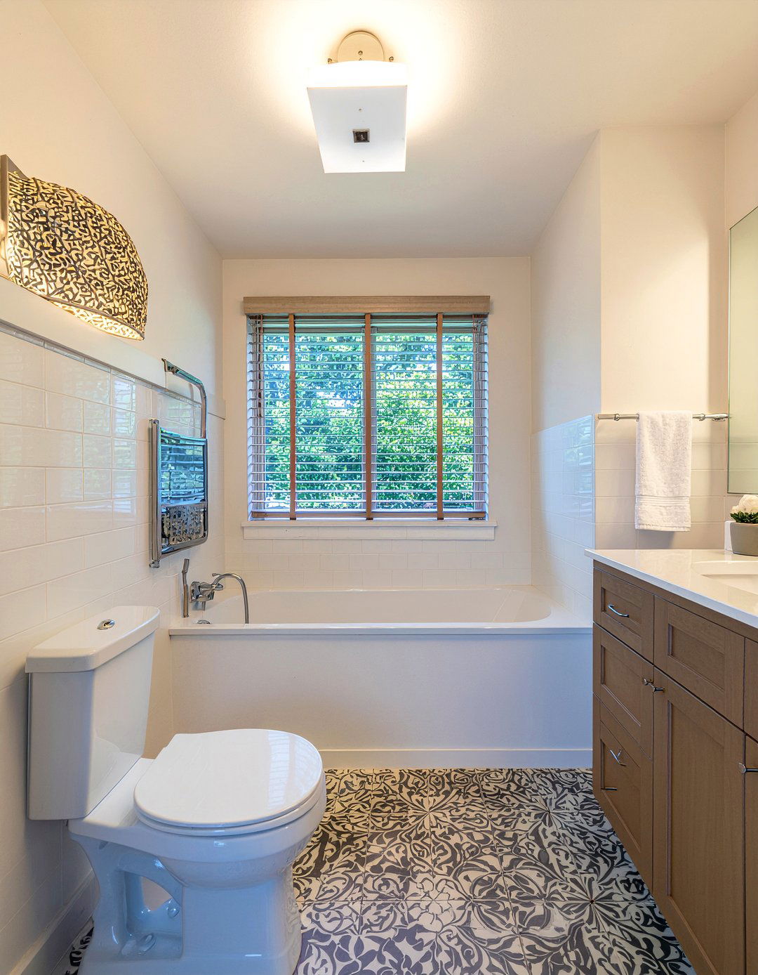 Dimmable overhead light - 30 LED bathroom lighting ideas