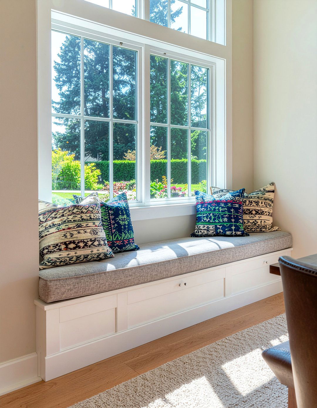 Dining Room Window Seat - 30 dining room built-in ideas