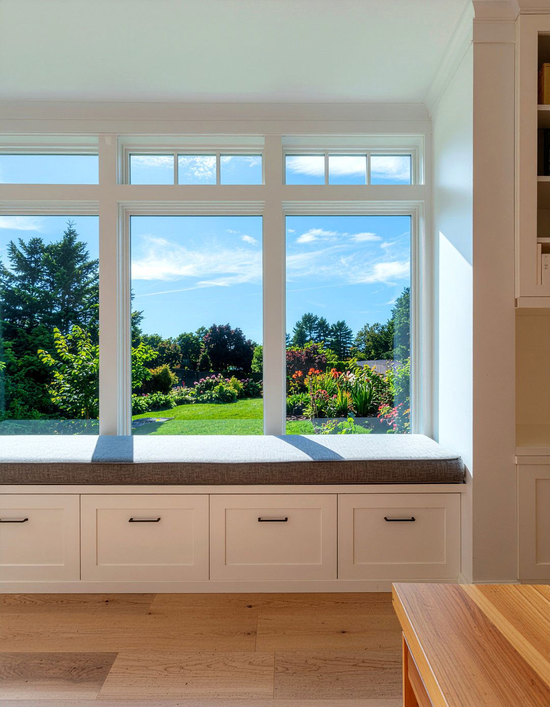 Dining room window seat with storage - 30 dining room built-in cabinet ideas