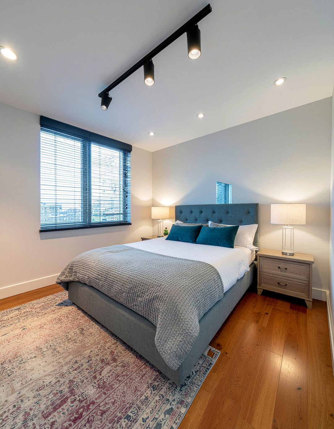 Directional track lighting bedroom - 30 bedroom track lighting ideas