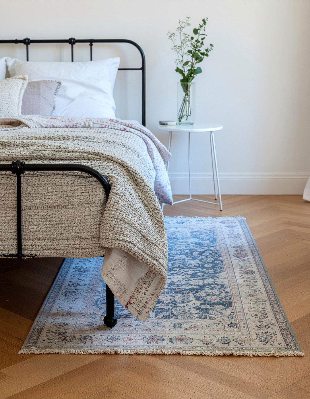 Distressed vintage rug - 30 Parisian bedroom ideas