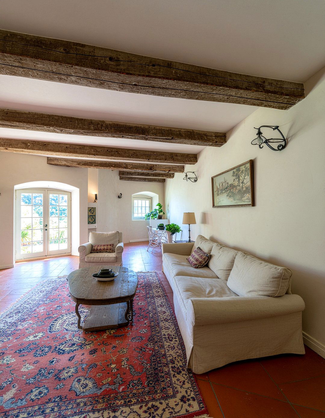 Distressed wood ceiling beams - 30 exposed beam living room ideas