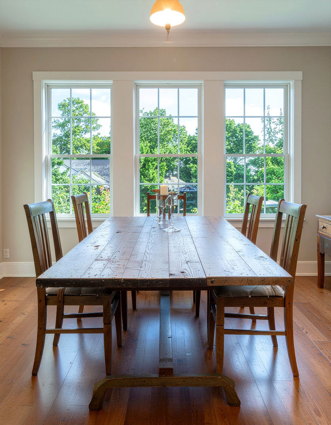 Distressed wood dining furniture - 30 low-maintenance dining room ideas